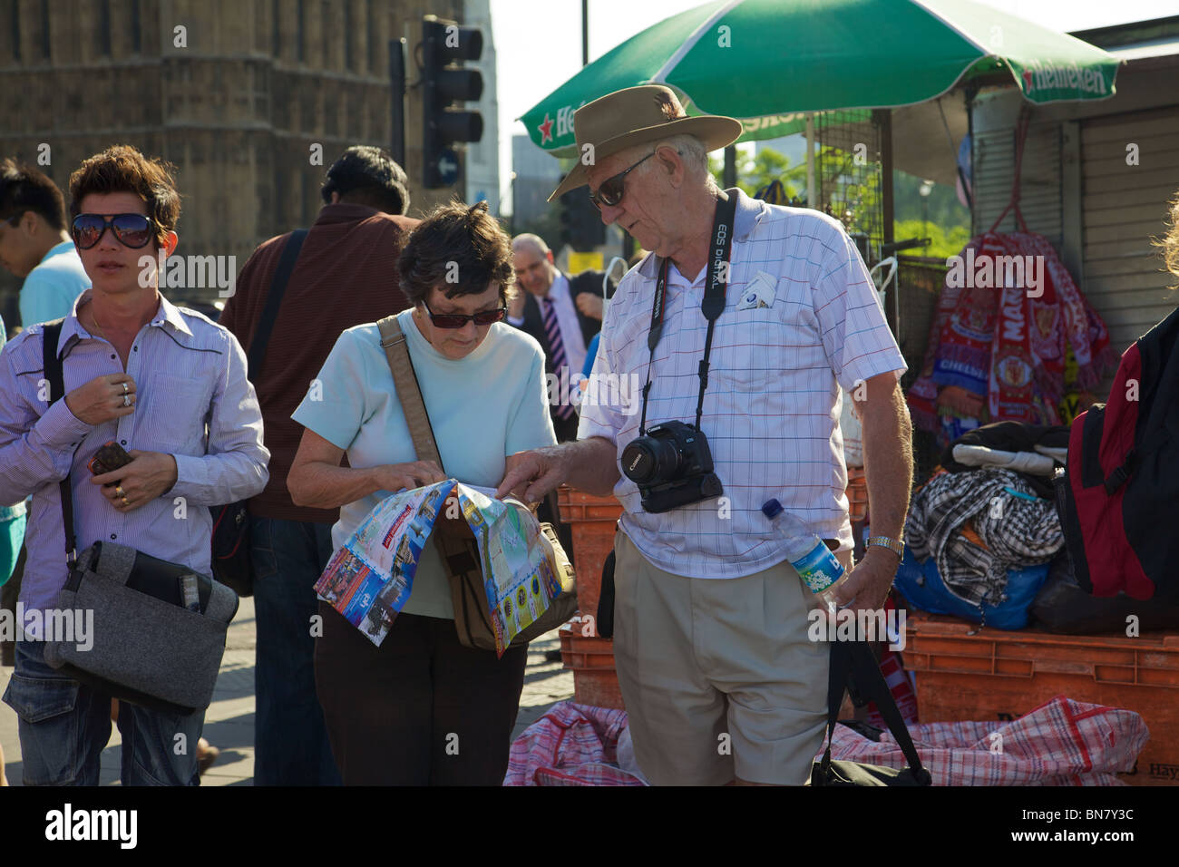 Touristen in London eine Karte überprüfen Stockfoto