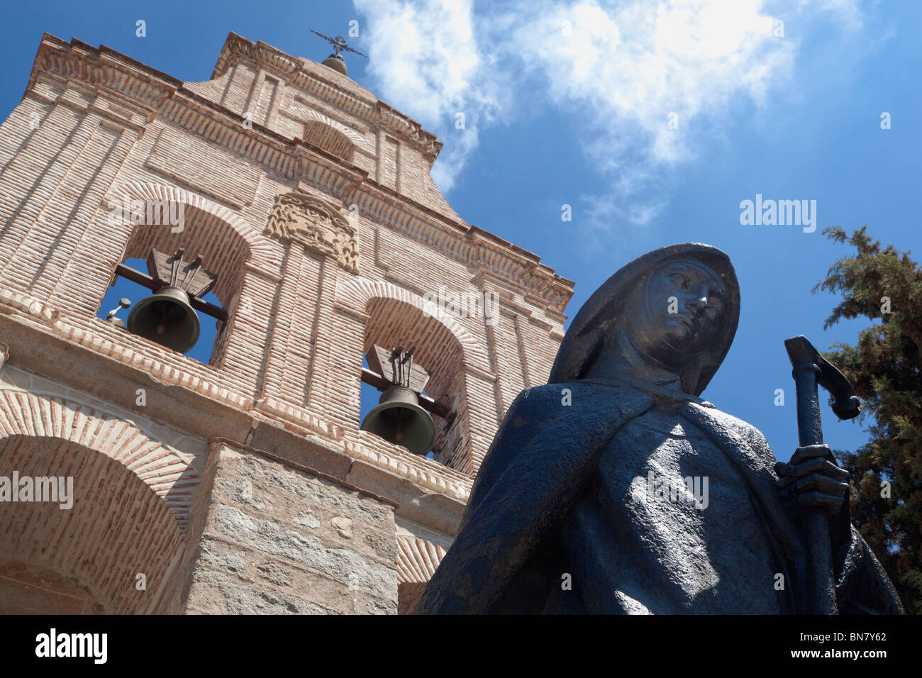 Avila, Provinz Ávila, Spanien. Statue der Hl. Teresa vor dem 15. Jahrhundert Kloster von der Encarnación Stockfoto