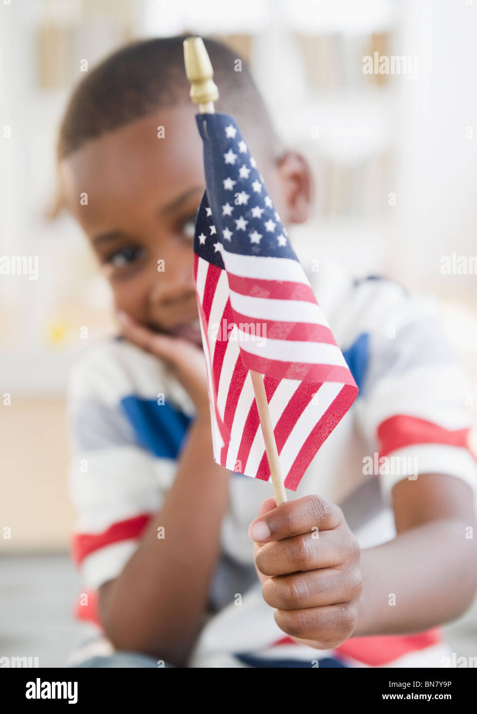 Schwarzer junge kleine amerikanische Flagge Stockfoto