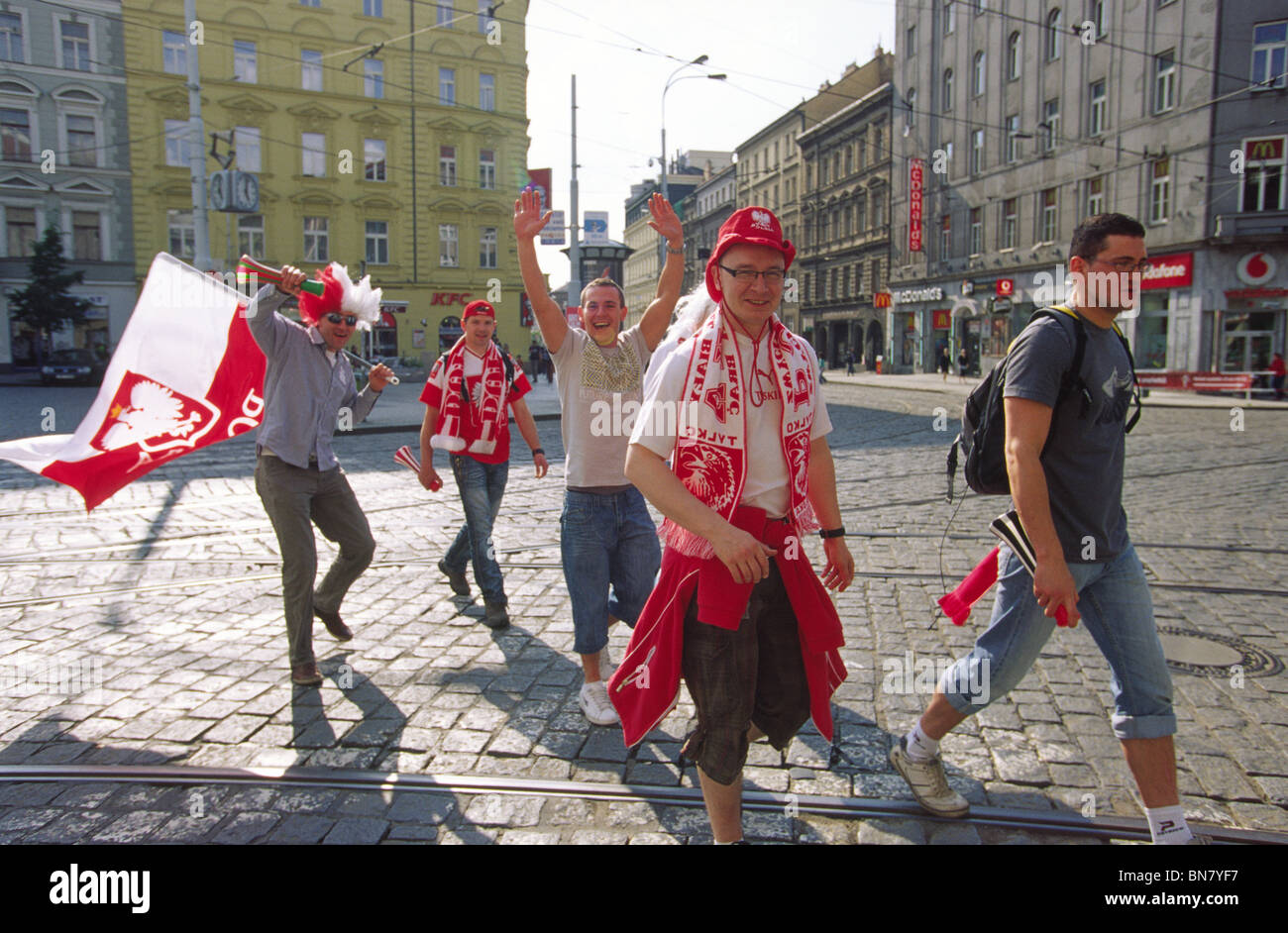 Tschechische Republik. Prag. Juni 2010. Polnischen Fußball-Fans in der Nähe von u-Bahnstation i.p. Pavlova (Jugoslavska Straße) Stockfoto