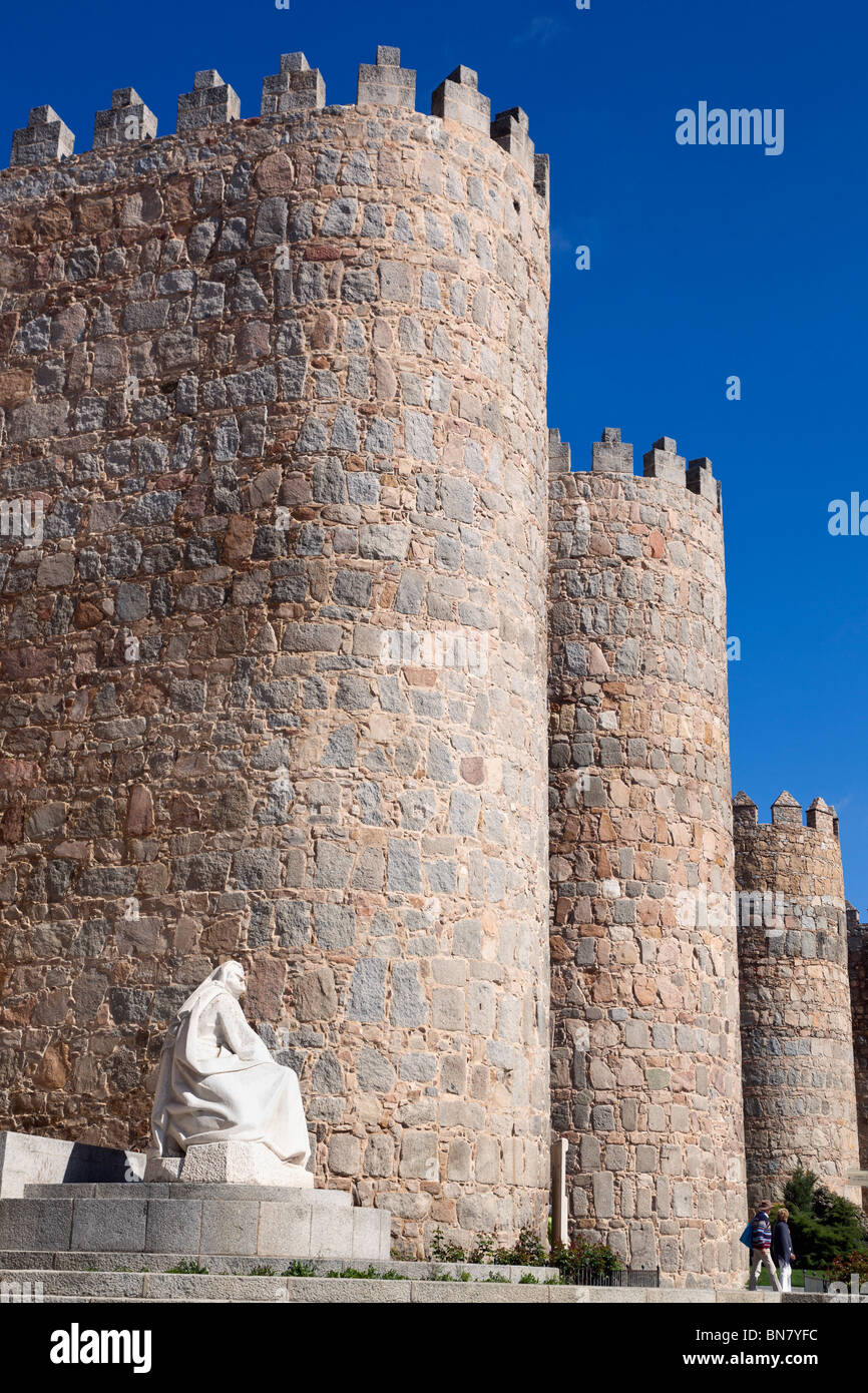 Avila, Provinz Ávila, Spanien. Statue der Hl. Teresa von Puerta del Alcazar Stockfoto