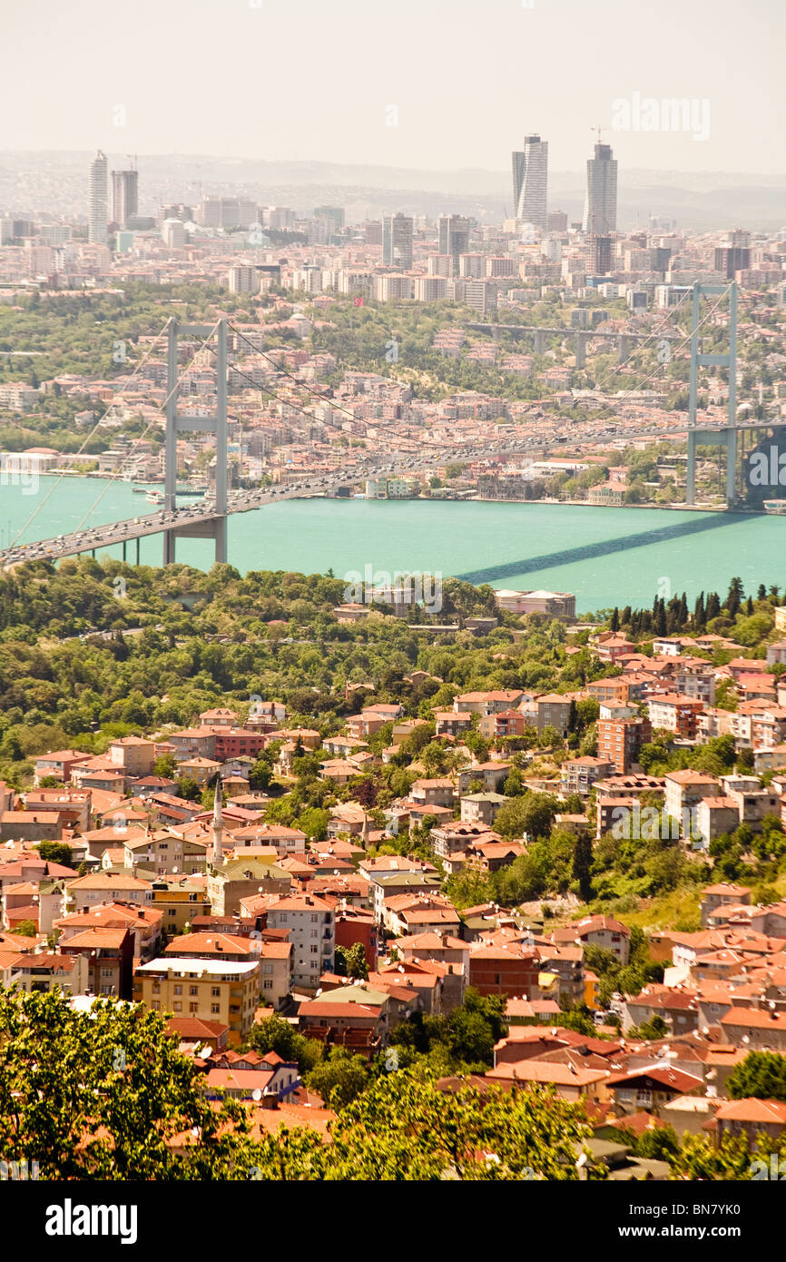 Panoramablick über die Bosporus-Brücke über den Bosporus vom Camlica Hügel auf der asiatischen Seite von Istanbul, Istanbul, Türkei Stockfoto