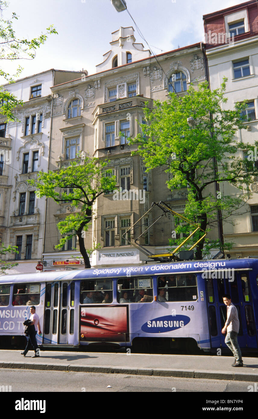 Tschechische Republik. Prag. Juni 2010. Straßenbahn-Haltestelle "Stepanska" auf Jecna Strasse. Stockfoto