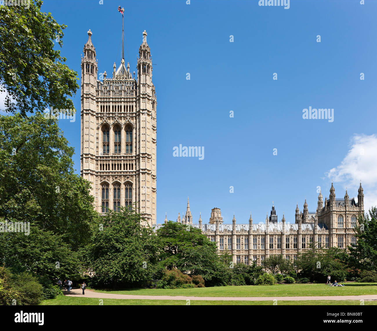 Häuser des Parlaments - Blick vom Victoria Tower Gardens Stockfoto