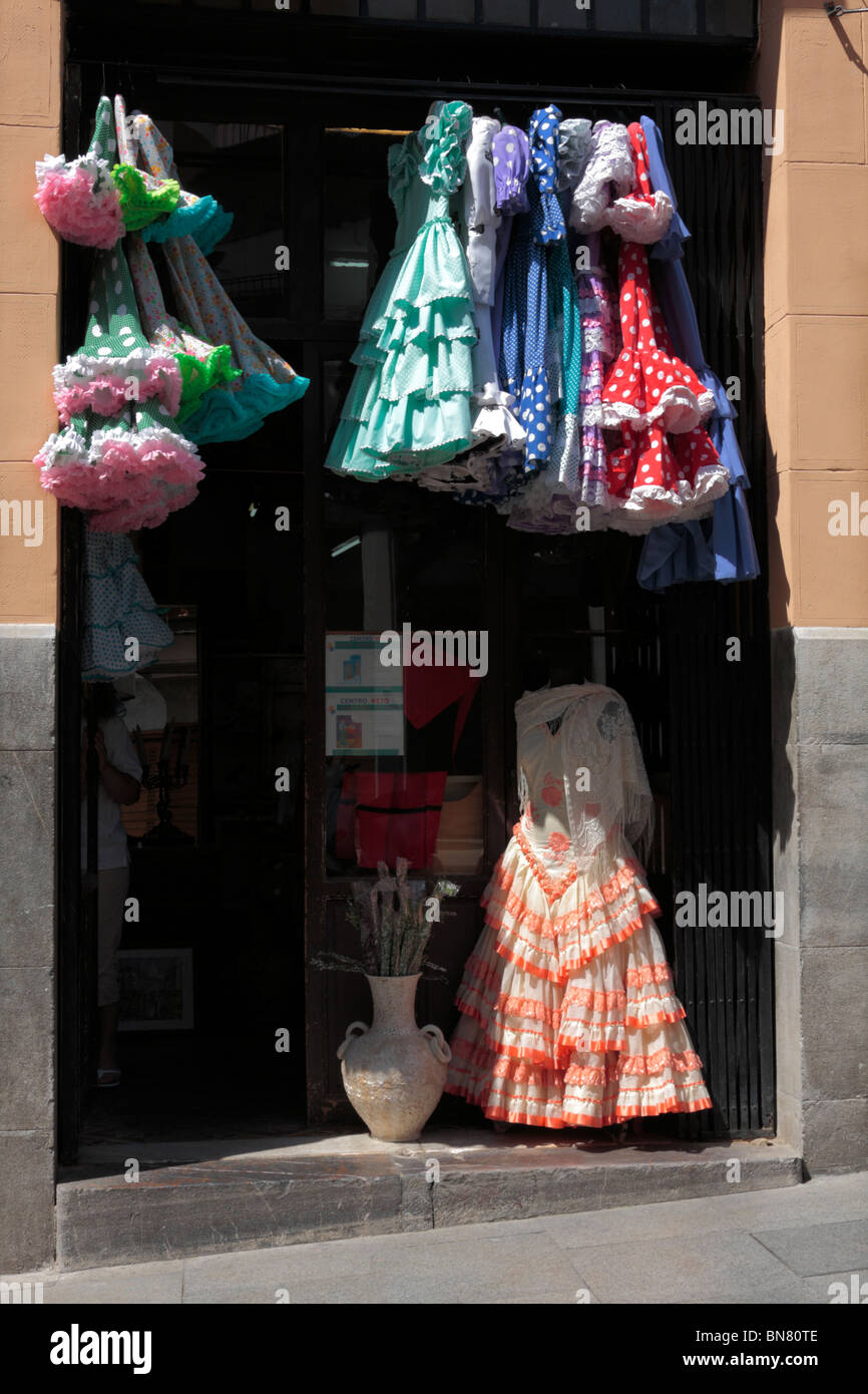 Flamenco-Kleider hängen in einem Shop Eingang in Cordoba Andalusien Spanien Europa Stockfoto