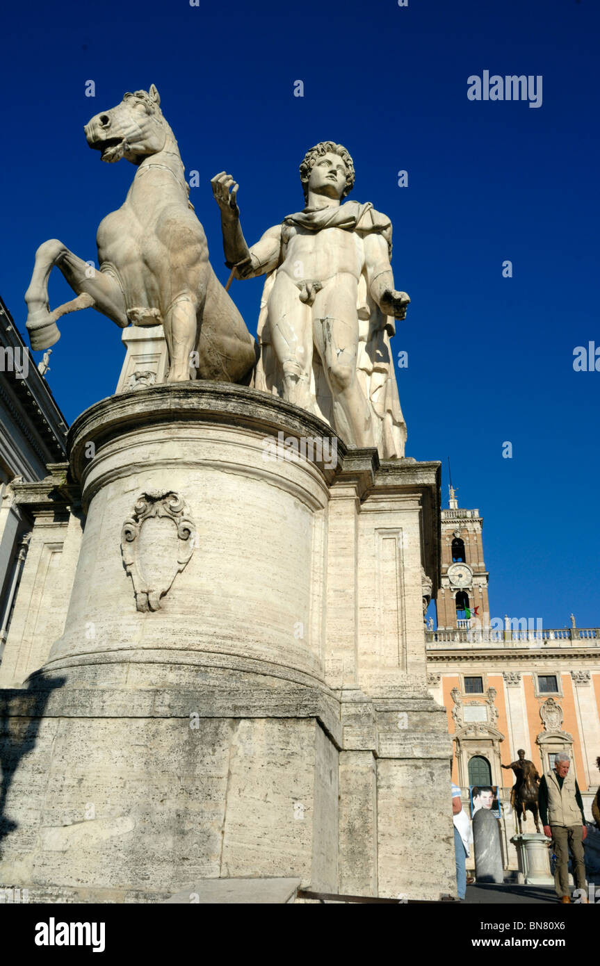 Einer der Statuen der Zwillinge Castor und Pollux in der Piazza del Campidoglio in Rom, Italien Stockfoto