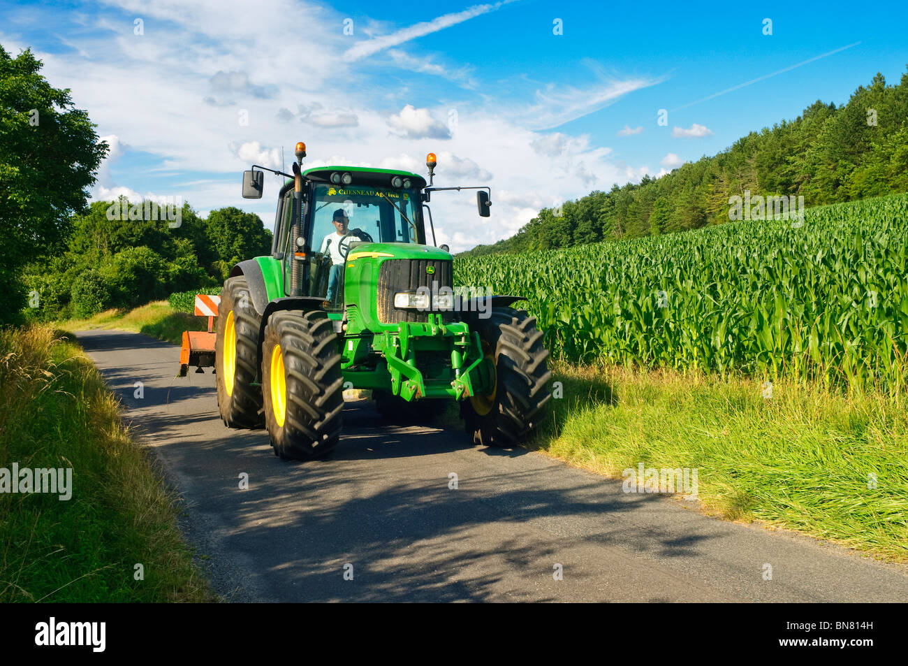 John Deere 6920 Traktor auf Feldweg - Frankreich. Stockfoto