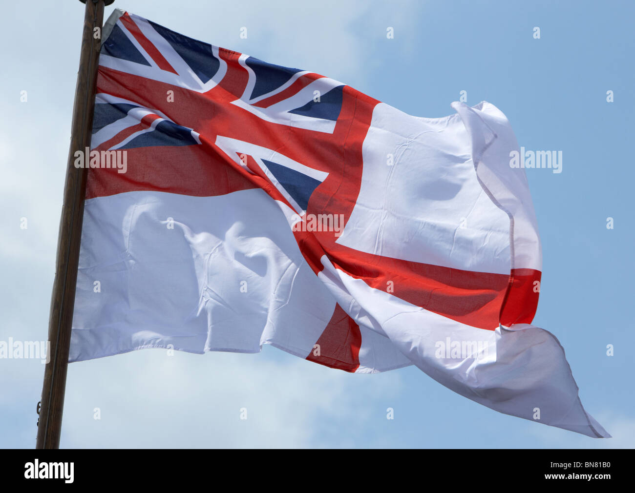Royal Navy White Ensign als geflogen von der Rückseite eines Kriegsschiffes im Vereinigten Königreich Stockfoto