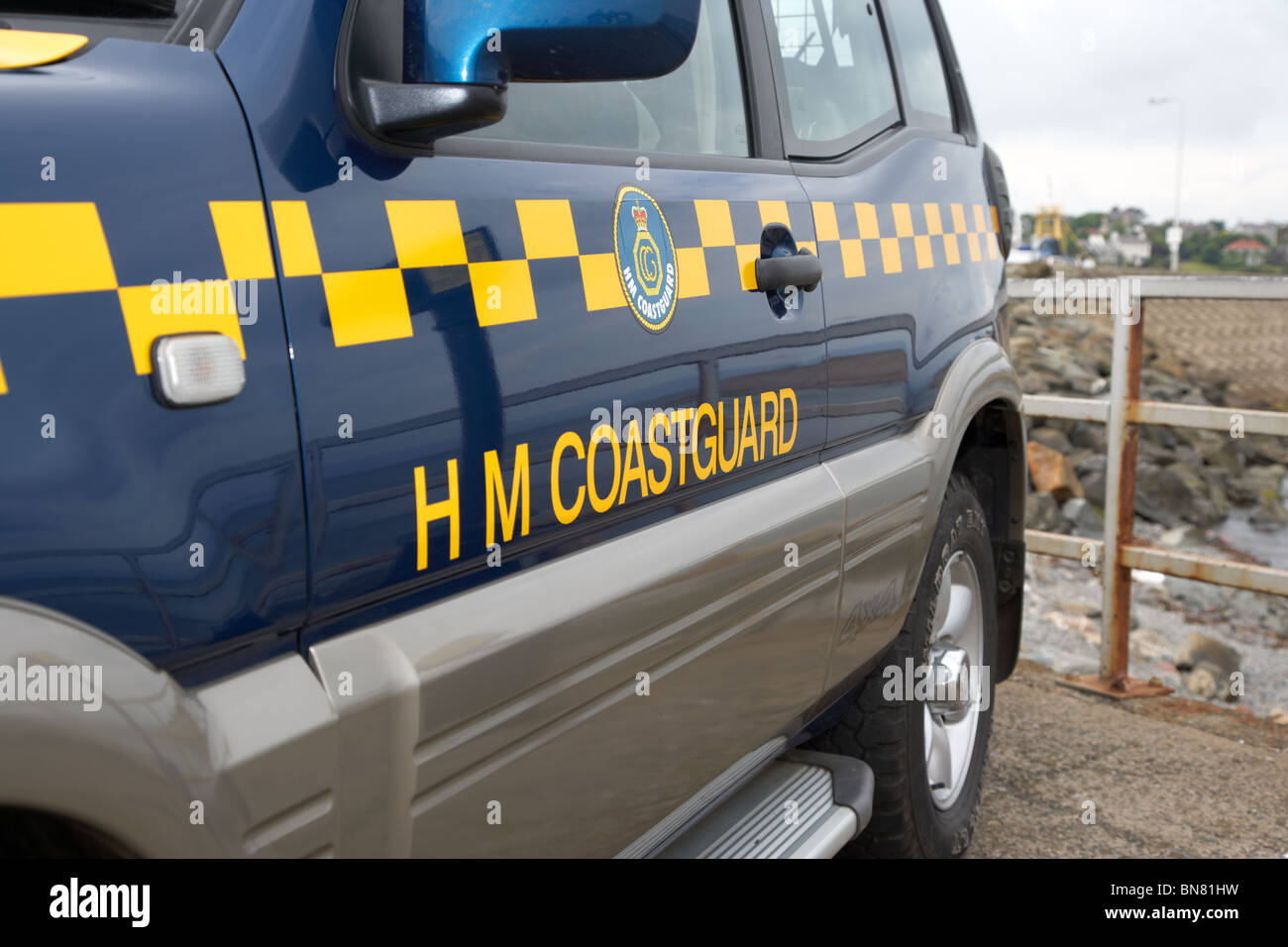 HM Coastguard Suche und 4 x 4 Rettungsfahrzeug geparkt auf einer Mole im Vereinigten Königreich Stockfoto