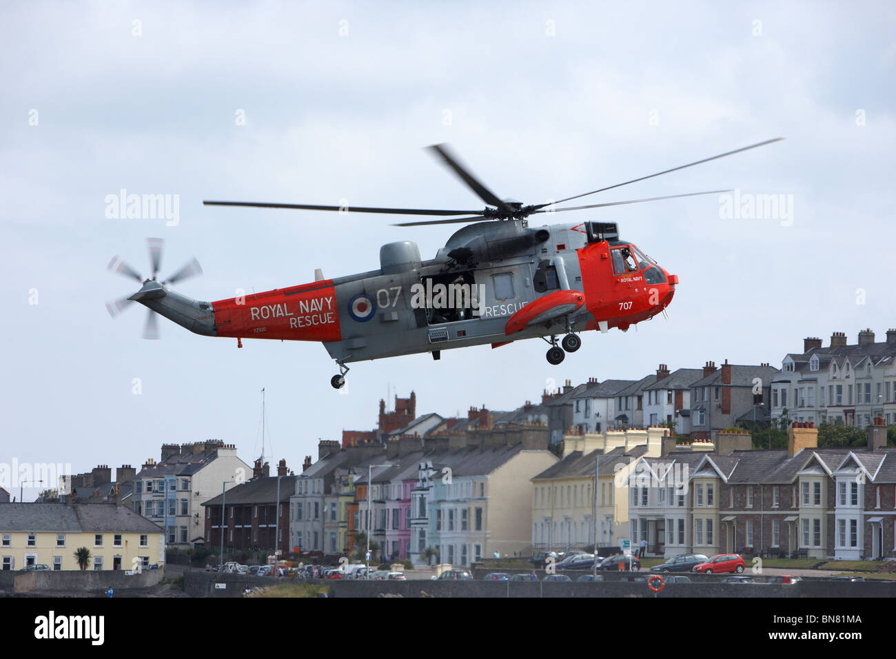 Königliche Marine Rescue Westland Sea King HU5 Hubschrauber XZ920 ausziehen nach einem Besuch in Bangor Nordirland Vereinigtes Königreich Stockfoto