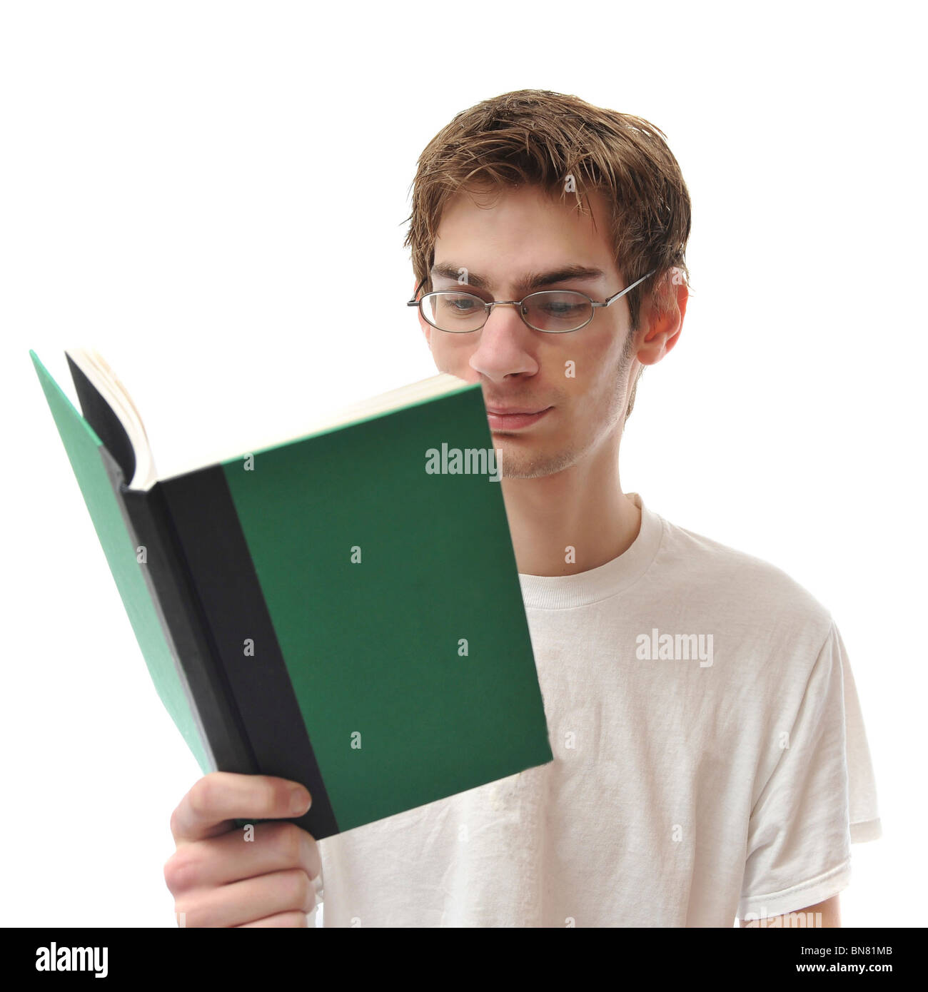 Junge weiße kaukasische männlichen Erwachsenen lesen einen kleine grüne Hardcover-Buch isoliert auf weißem Hintergrund. Stockfoto