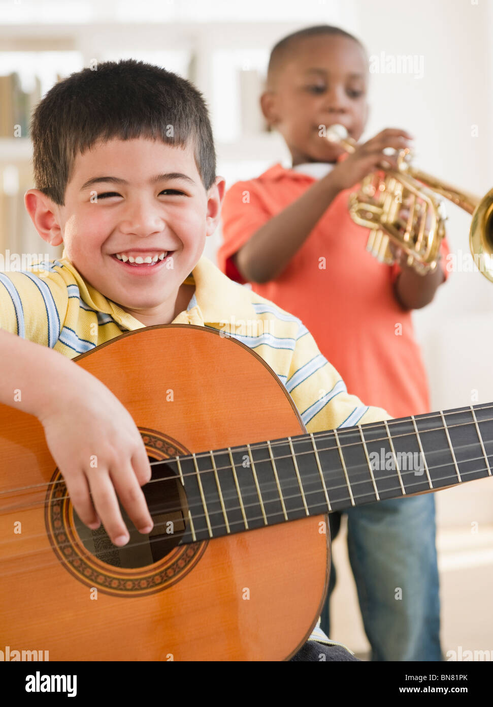 Jungs spielen, Trompete und Gitarre Stockfoto