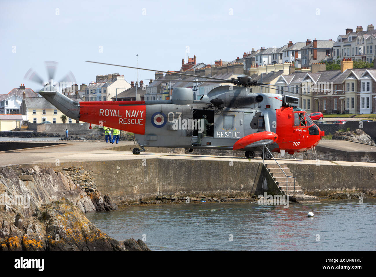 Königliche Marine Rescue Westland Sea King HU5 Hubschrauber XZ920 ausziehen nach einem Besuch in Bangor Nordirland Vereinigtes Königreich Stockfoto