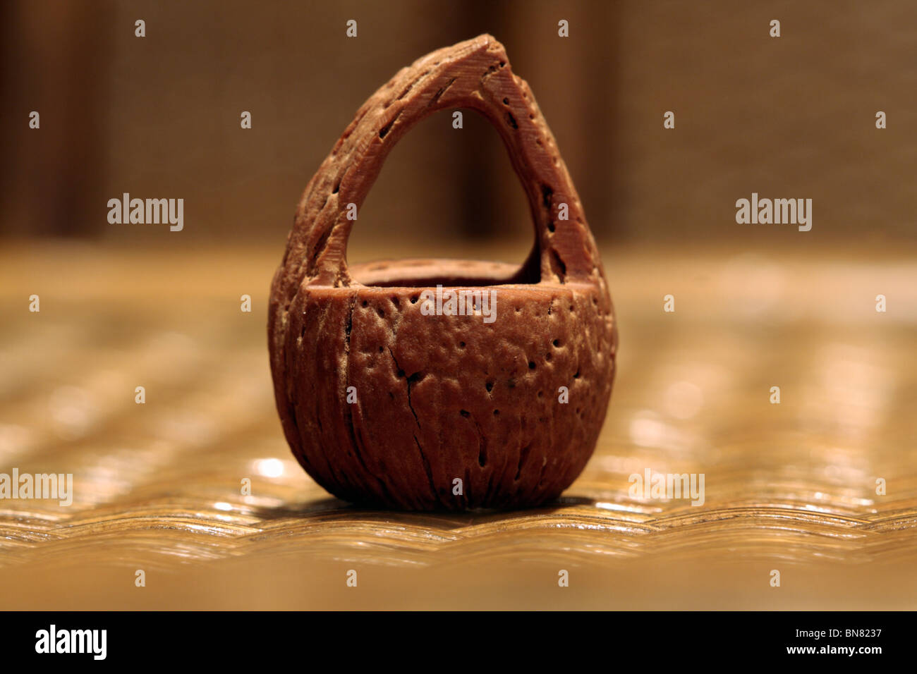 Handgefertigte Körbchen gemacht aus einem Stein Pflaume (Pit) Stockfoto