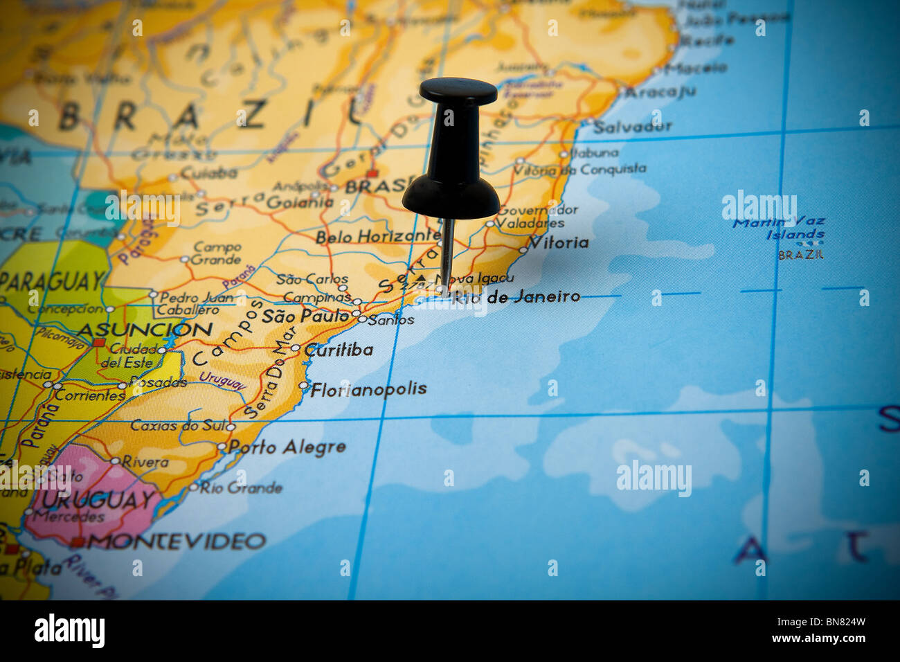 Kleinen Pin zeigt auf Rio De Janeiro (Brasilien) in einer Karte von Südamerika Stockfoto