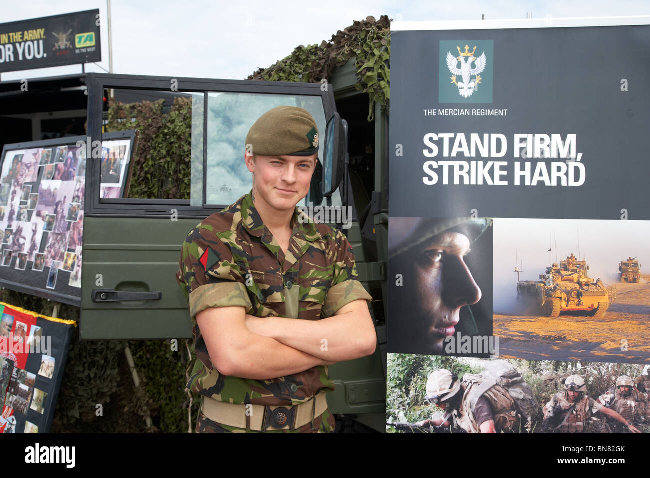 Britische Armee Soldat vom Mercian Regiment auf ein Outdoor-Armee Rekrutierung stehen bei einer Veranstaltung im Vereinigten Königreich Stockfoto