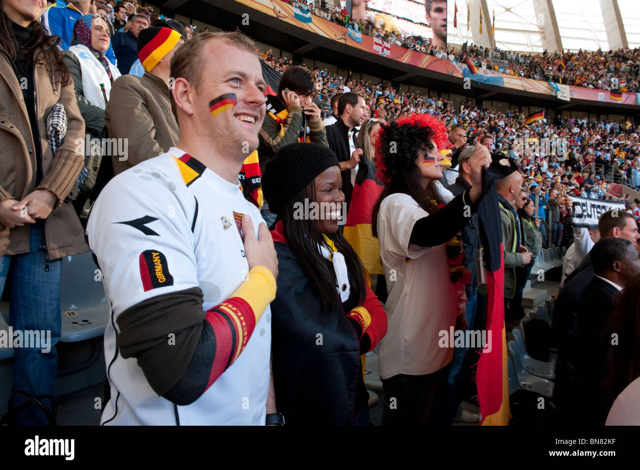 Deutsche Fußball-Anhänger singt die Nationalhymne WM 2010 Cape Town in Südafrika Stockfoto
