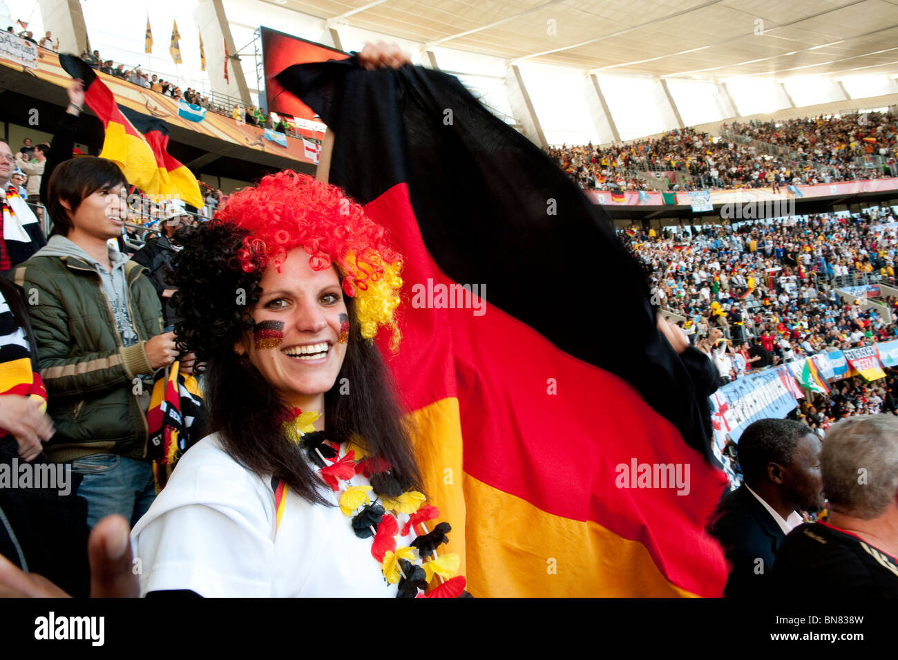 Deutsche Fußball-Anhänger mit Flagge WM 2010 Cape Town in Südafrika Stockfoto
