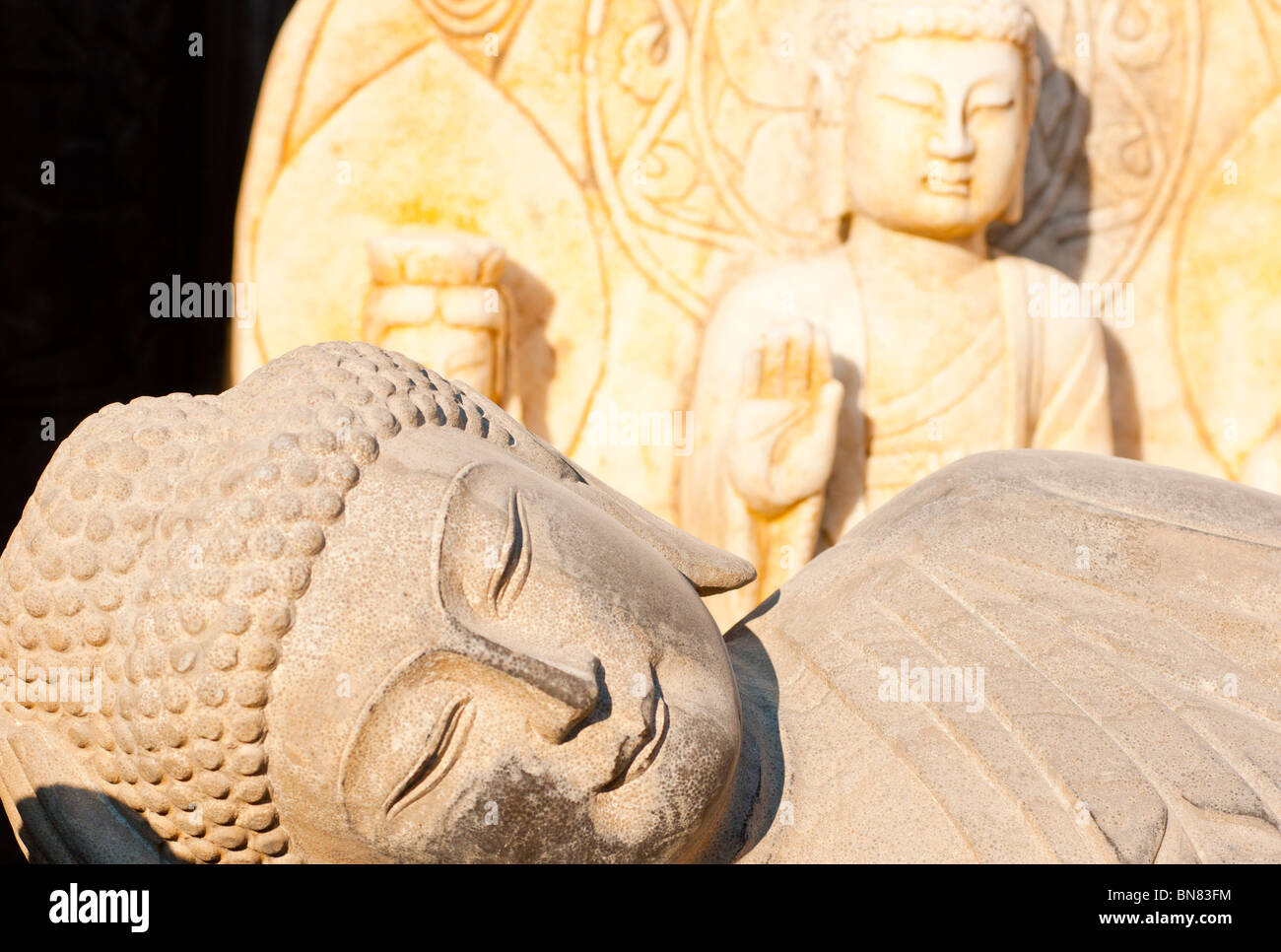 Buddhistische Statuen zum Verkauf auf dem Tollwood Festival in München. Stockfoto
