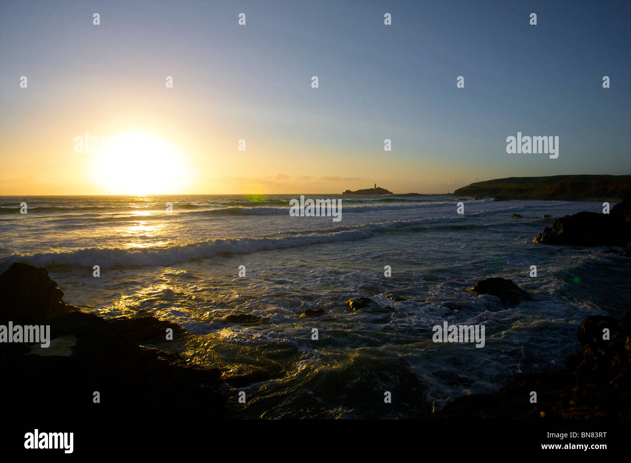 Godrevy Leuchtturm in Cornwall, im wunderschönen goldenen Sonnenuntergang Sommerabend Silhouette Stockfoto