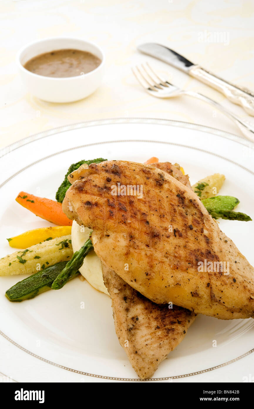 Gegrilltes Hähnchen mit Kartoffelpüree & gekochtes Gemüse Stockfoto