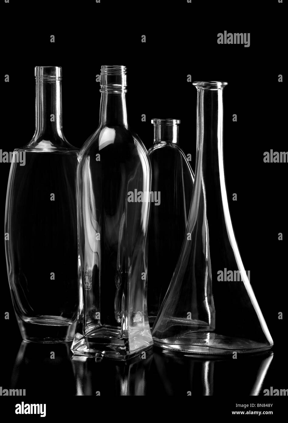 Abstrakte Glasflasche auf schwarz mit Reflexion Stockfoto
