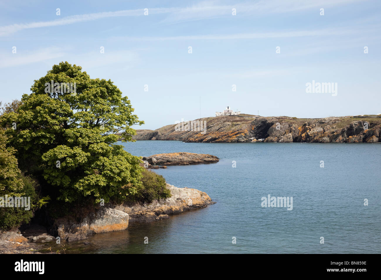 Llaneilian, Isle of Anglesey, North Wales, UK, Europa. Blick über die Bucht zum Leuchtturm von Point Lynas (Trwyn Eilian) Stockfoto