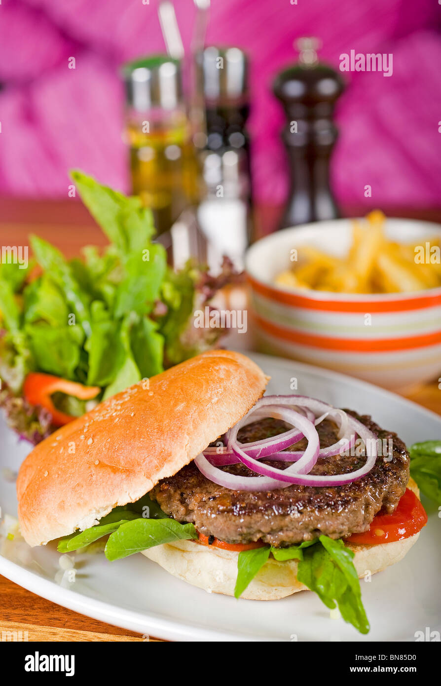 Beef-Burger in einem Brot-Brötchen mit Salat Stockfoto