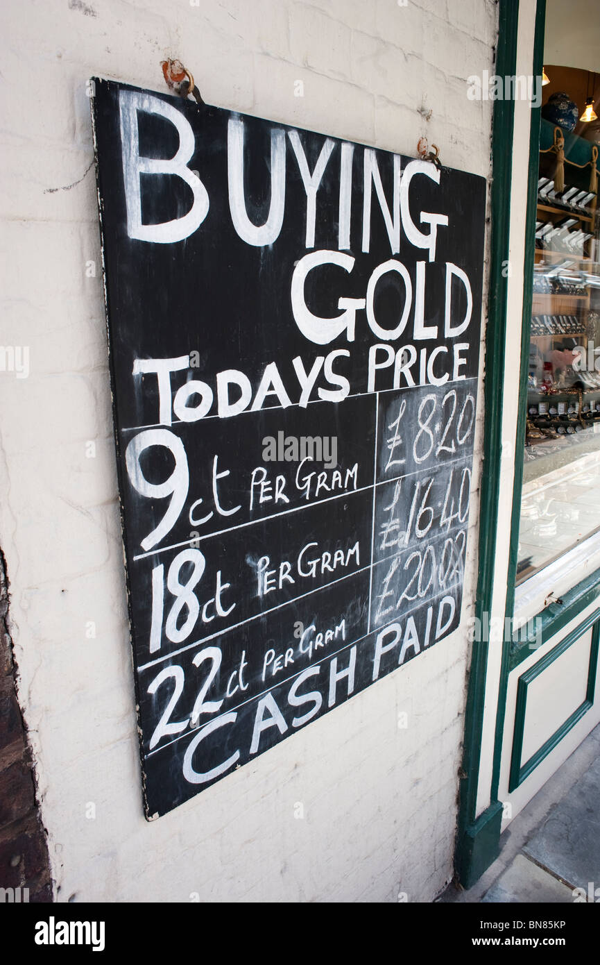 Die Preise für Gold auf einer Tafel vor einem Juwelierladen in Shrewsbury, Shropshire Stockfoto