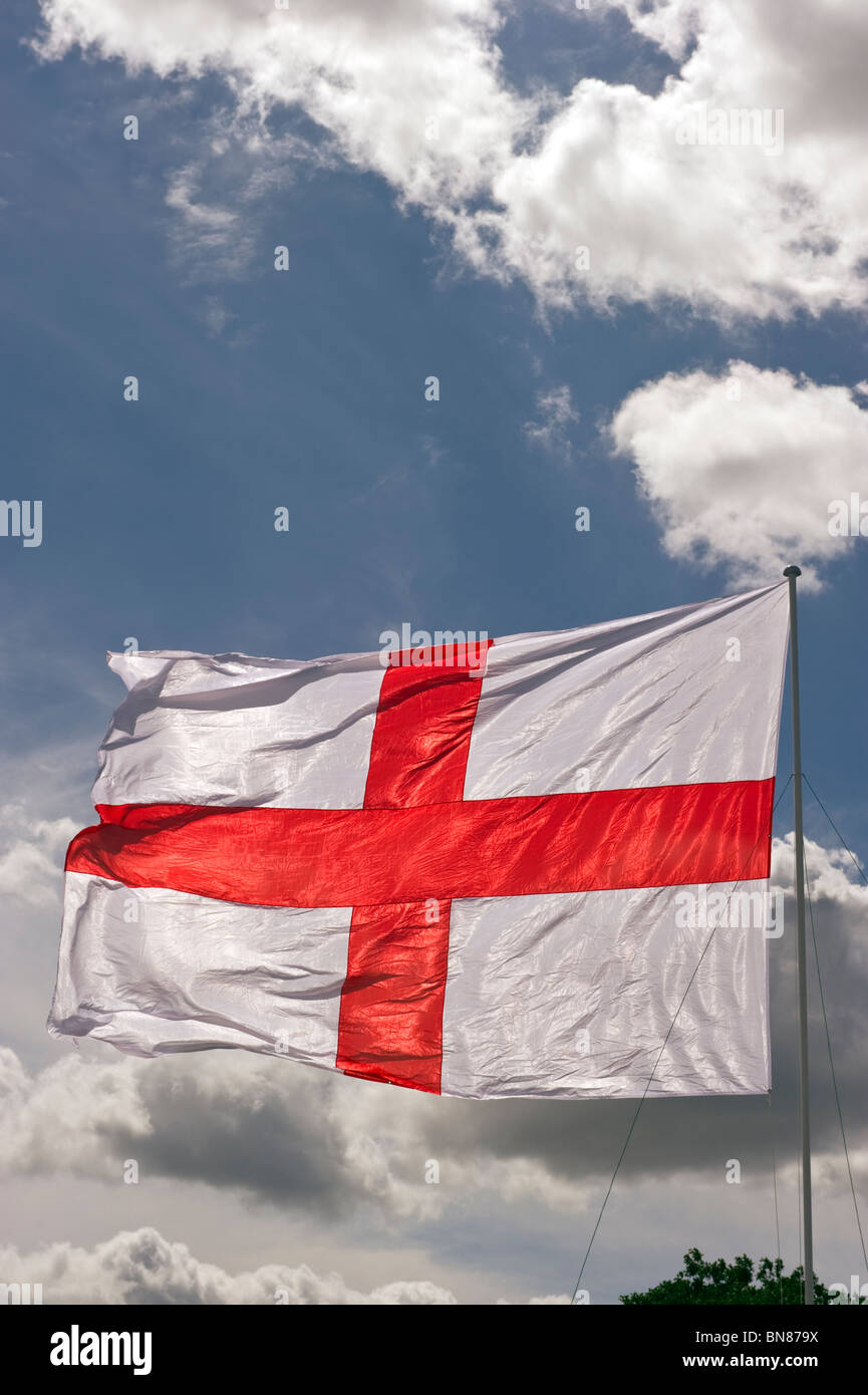 Englisch Fahne, Nationalflagge Englands flattern im Wind gegen einen Sommerhimmel im Vereinigten Königreich Stockfoto