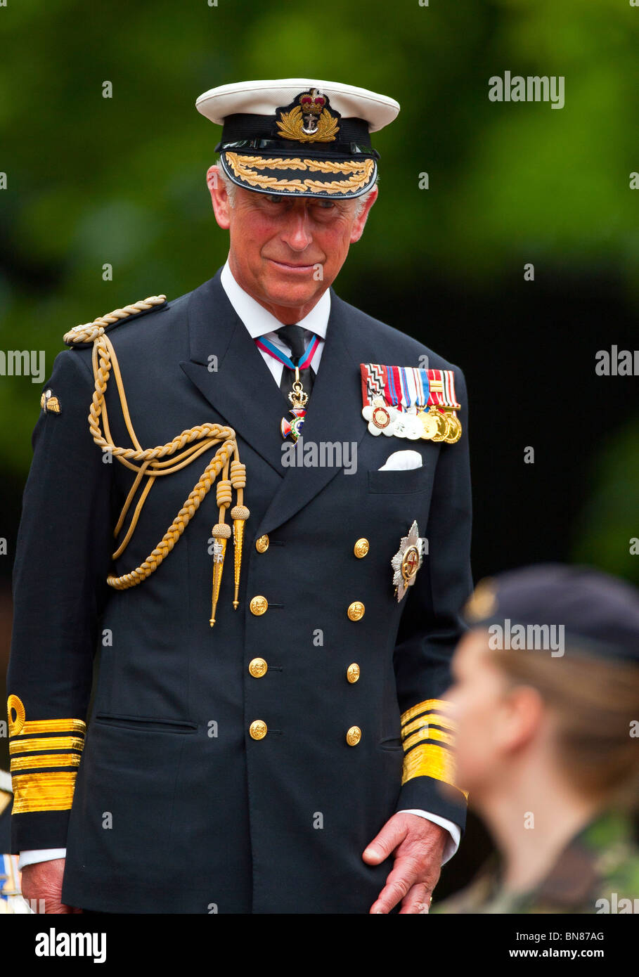 Prinz Charles nimmt den Salute, wie Tausende von Kadetten in einem königlichen Review feiert 150-jähriges Cadet Force März Stockfoto