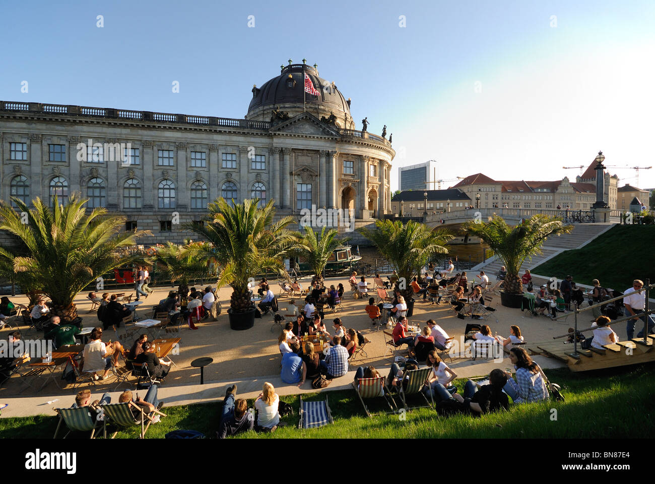 "Strandbar Mitte" Stadtstrand mit dem Bodemuseum Museum, Lido Lage gegenüber der Museumsinsel, Monbijoupark, Berlin. Stockfoto