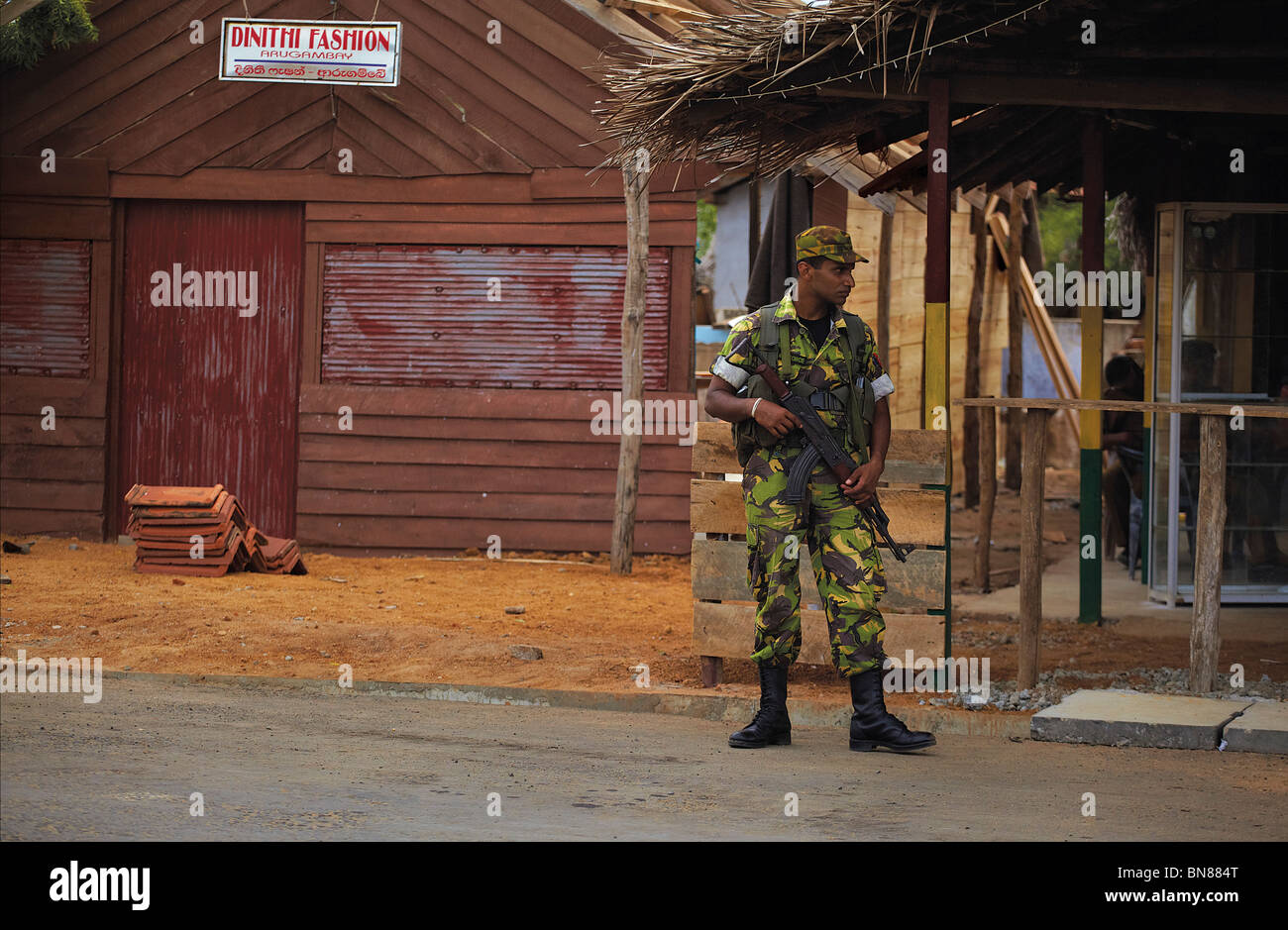 Srilankische Soldaten auf Patrouille Stockfoto