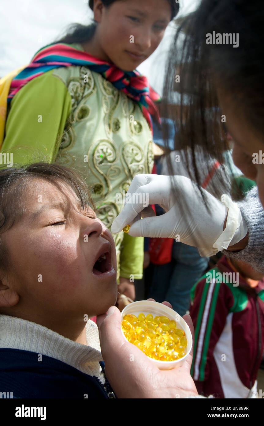 El Alto.Primary Schulkind ist bestimmten Lebertran / Vitamin A-Tablette Stockfoto