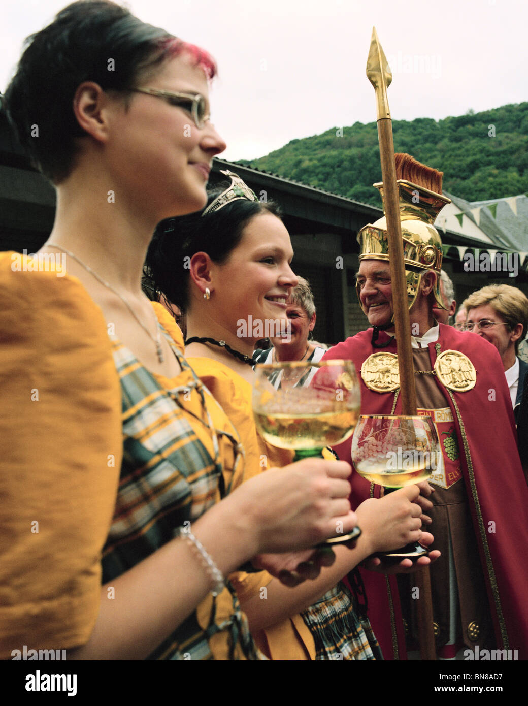 Wein Königin von Ediger an der Mosel Deutschland mit ihrem offiziellen Escort bei Straßenfest Stockfoto