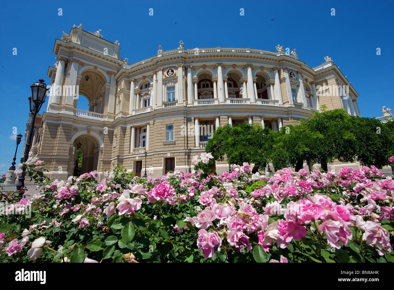 Odessa Opera House mit Blumen im Vordergrund Stockfoto