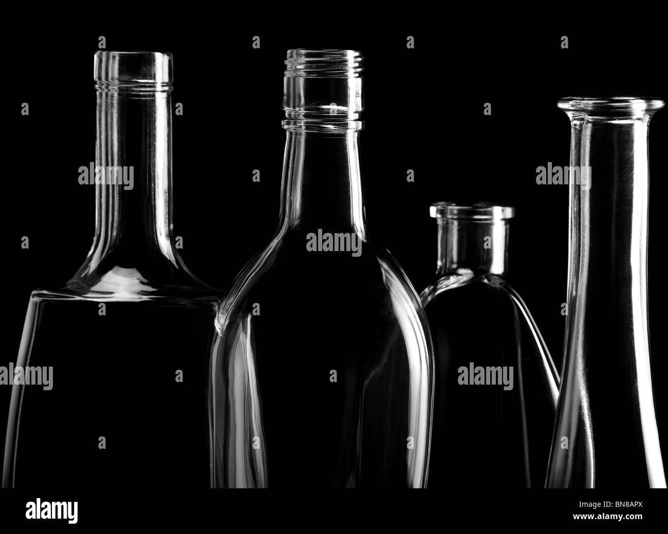 Abstrakte transparente Glasflasche auf schwarz mit Reflexion Stockfoto