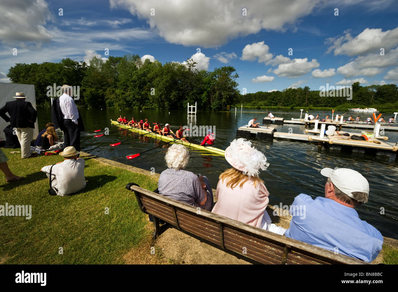 Zuschauer und Zuschauer säumen den Fluss Themse genießen Henley Royal Regatta. Stockfoto