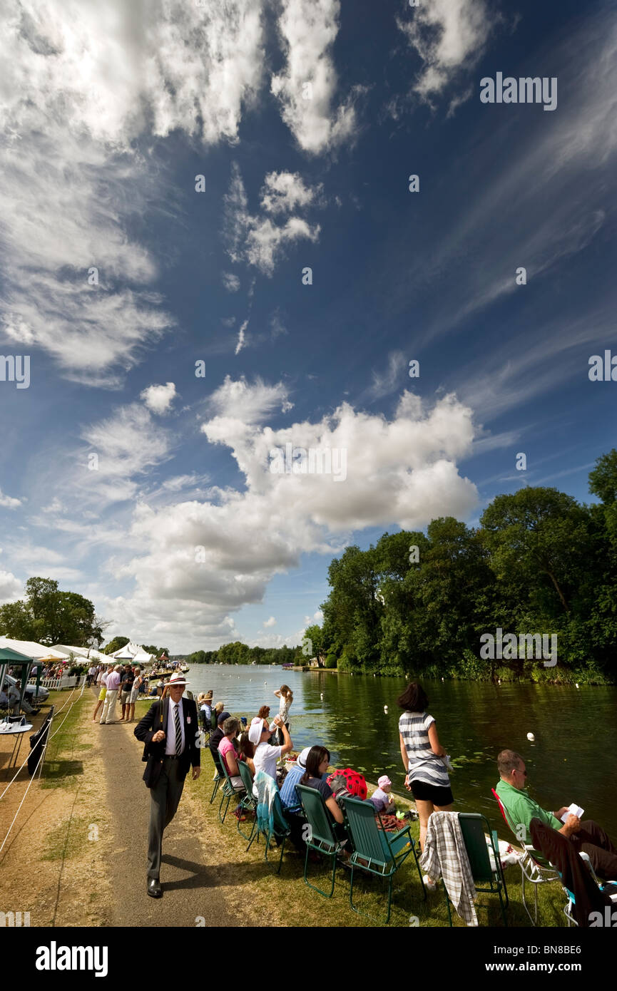 Zuschauer und Zuschauer säumen die Themse genießen Henley Royal Regatta eine jährliche UK Anlass Stockfoto