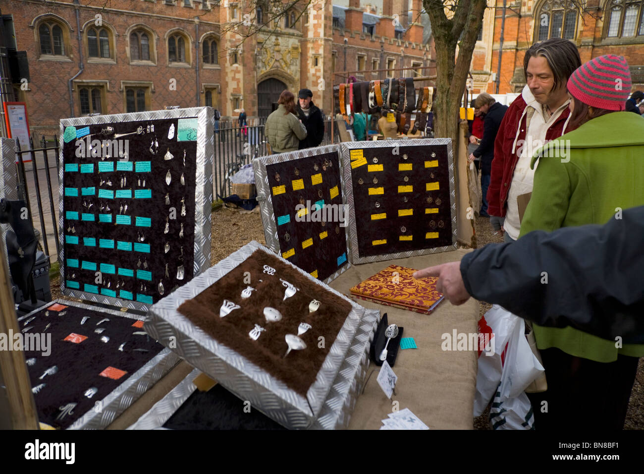 Kunden auf ein Schmuckstück an der Kunst und Handwerk Saturday Market stall: Garten von allen Heiligen Kirche Garten, Cambridge. Stockfoto