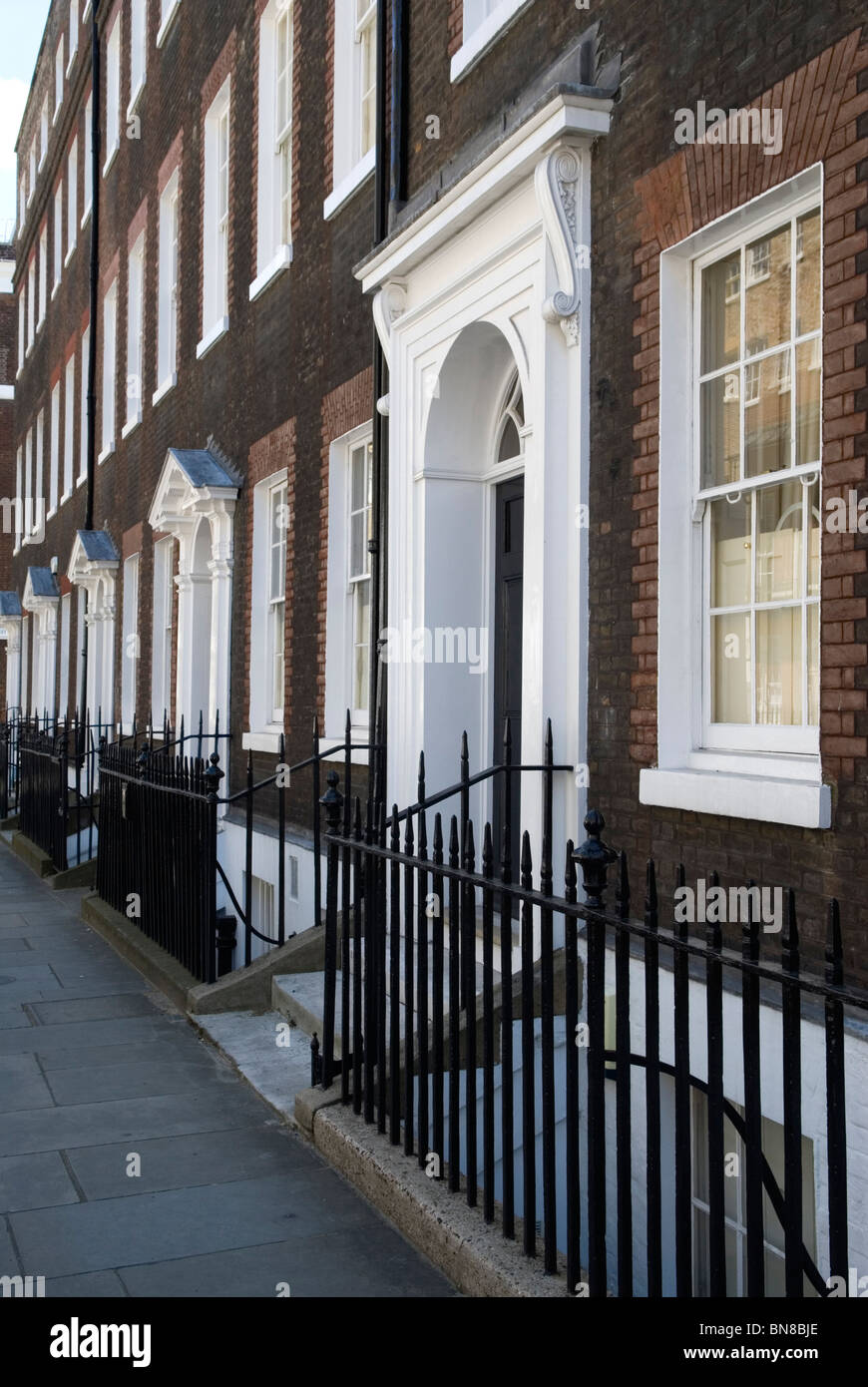 Queen Annes Gate, Westminster London SW1. VEREINIGTES KÖNIGREICH. 17. Jahrhundert Häuser Familie jetzt Büros. HOMER SYKES Stockfoto