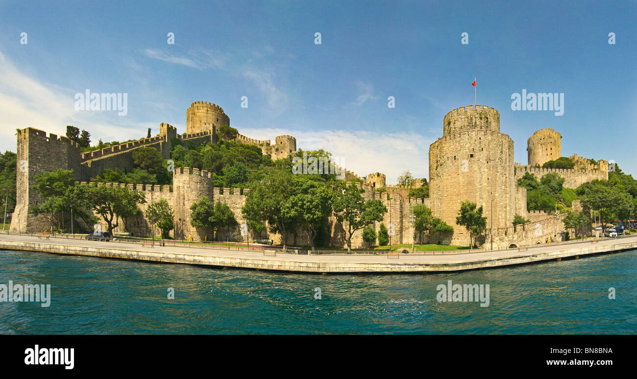 Rumeli Festung in Istanbul, Türkei am Fluss Bosporus mit einem blauen Himmelshintergrund Stockfoto