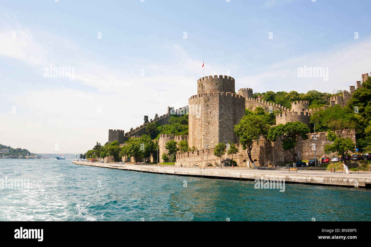 Rumeli Festung in Istanbul, Türkei am Fluss Bosporus mit einem blauen Himmelshintergrund Stockfoto