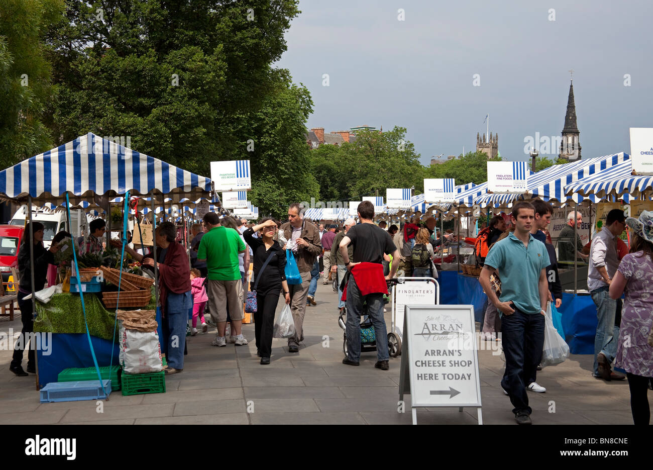 Shopper am Edinburgh Farmers Market, Schottland Großbritannien Europa Stockfoto