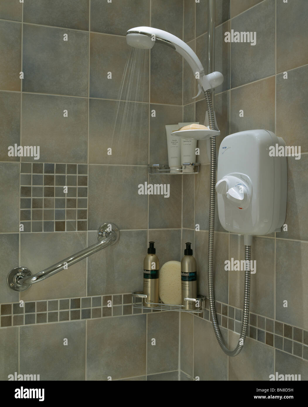 Nahaufnahme der Dusche mit Wasser gießen aus elektrischen Duschkopf  Stockfotografie - Alamy