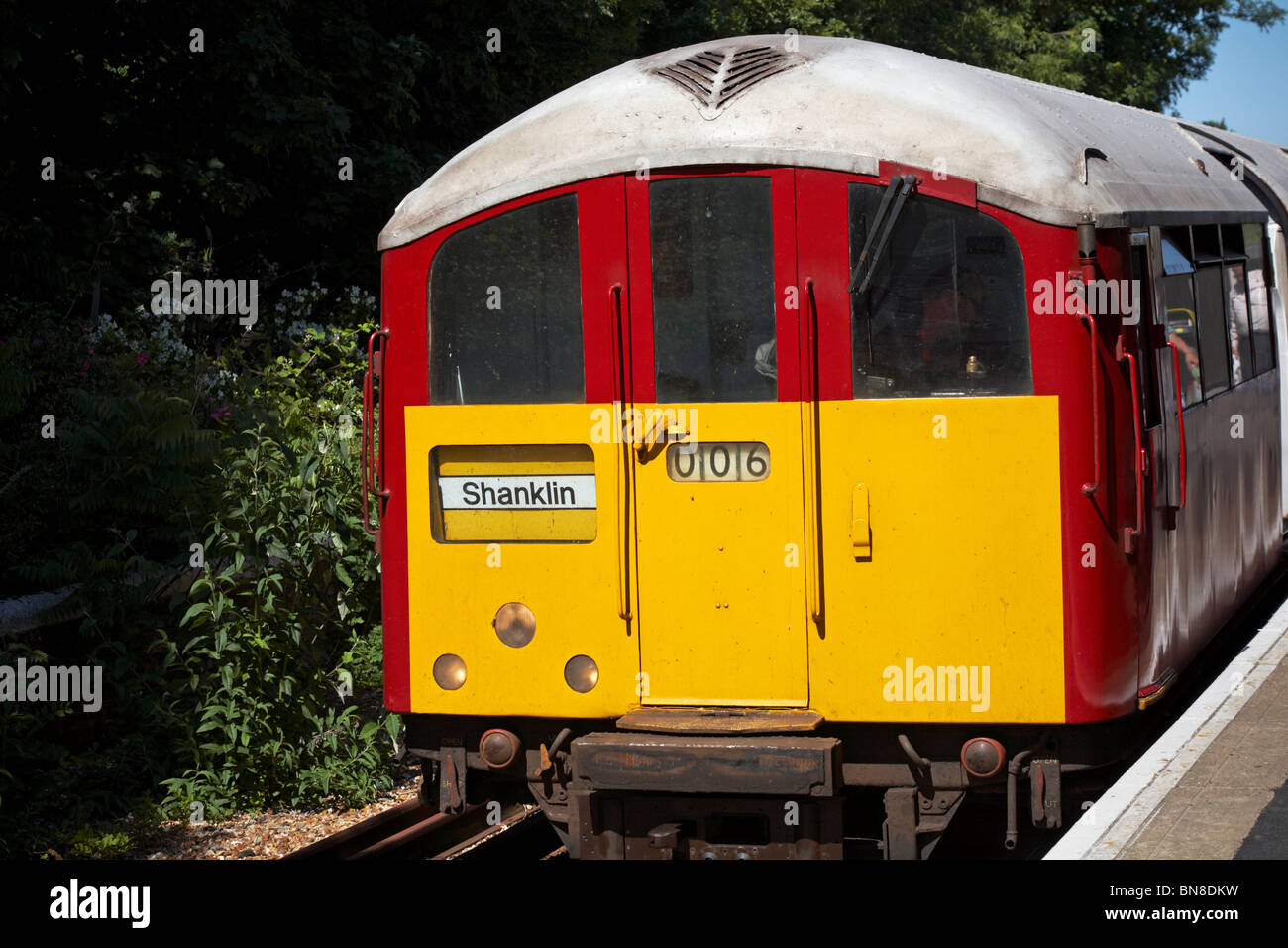 Zug nähert sich Shanklin Bahnhof, Isle of Wight, Hampshire UK im Juni Stockfoto