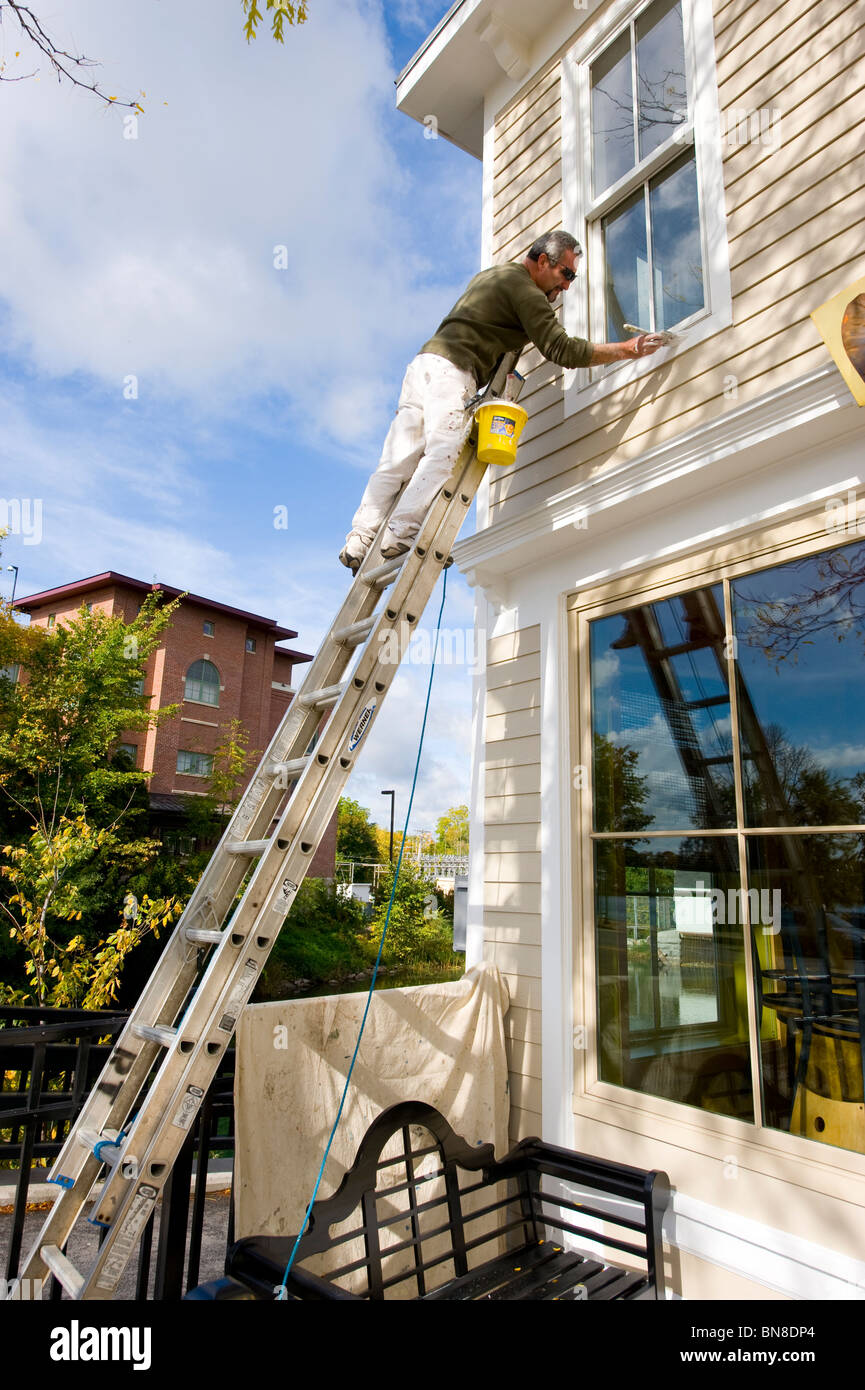 Maler auf Leiter Skaneateles New York Region der Finger Lakes Stockfoto