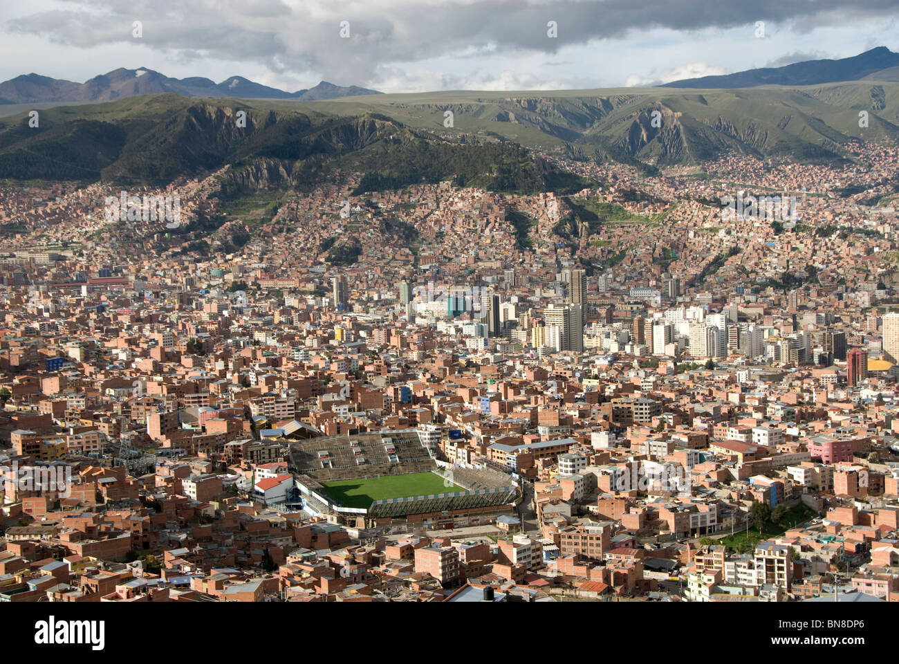 Überblick über La Paz Stadt mit Stadion und Mischung aus Wohn- und Bürohäuser Stockfoto