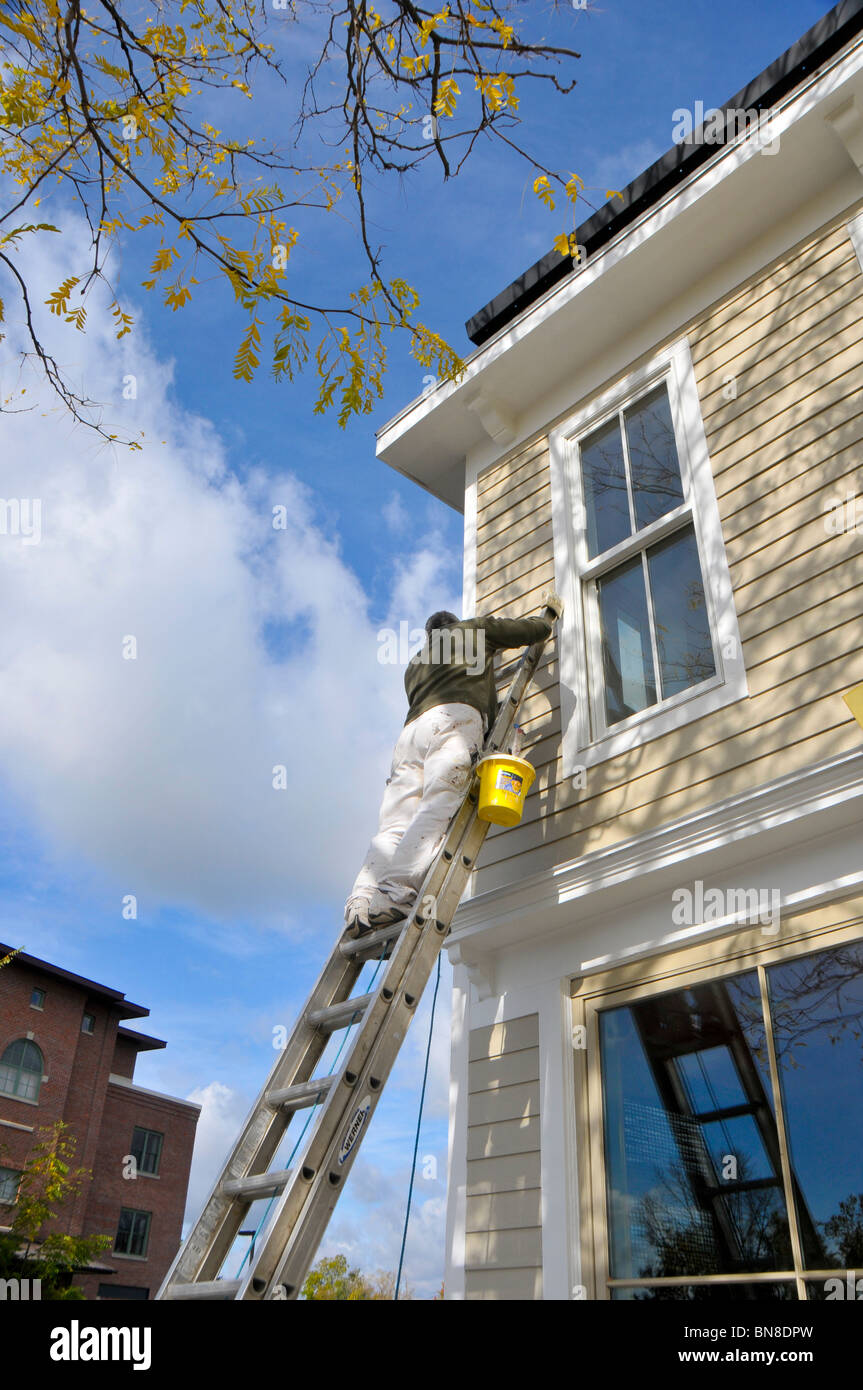 Maler auf Leiter Skaneateles New York Region der Finger Lakes Stockfoto