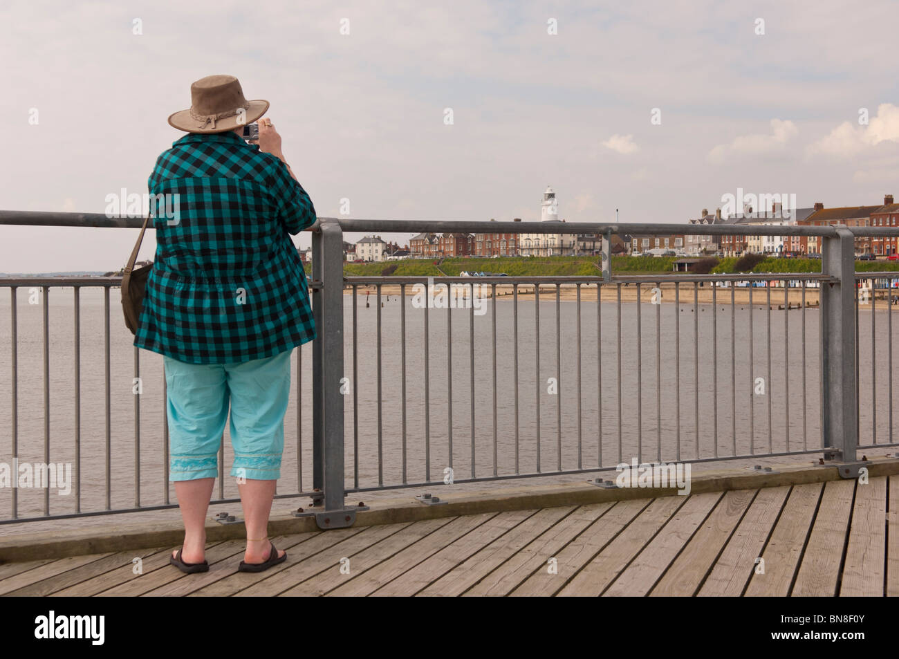 Eine Frau fotografiert den Blick von der Pier in Southwold, Suffolk, England, Großbritannien, Uk Stockfoto